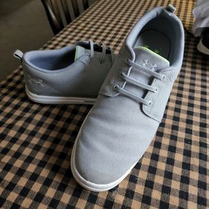 Mens 9 Under Armour slip on shoes